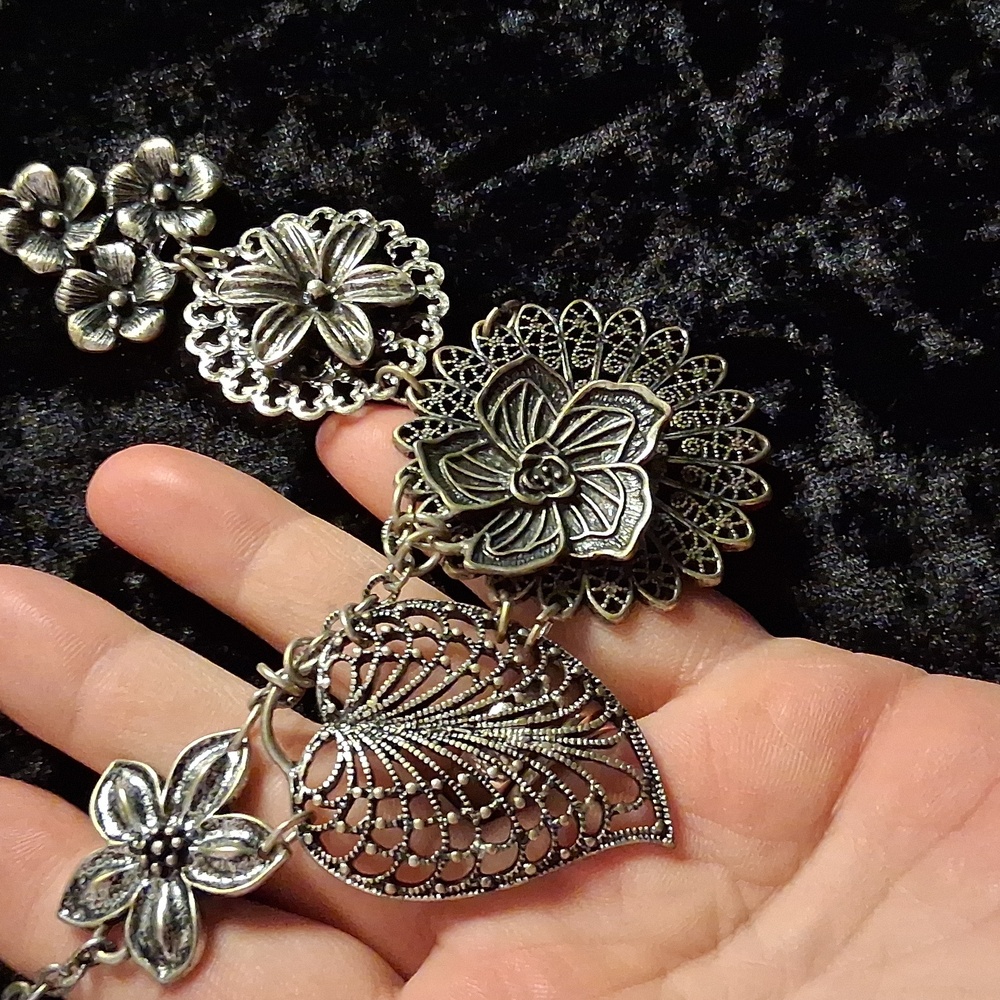 Premier Designs Silver Floral Charm Necklace - Picture 3 of 8